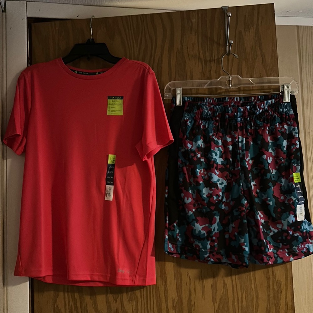 TEK GEAR 2 PIECE OUTFIT TEE & SHORTS: NEW WITH TAGS: SIZE LARGE